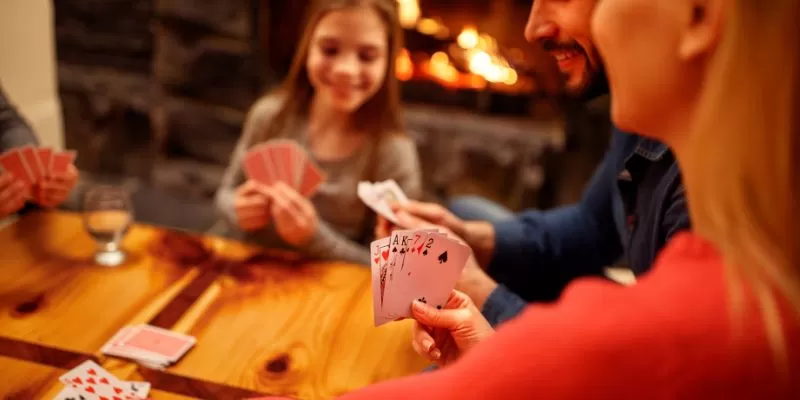 Người chia bài sẽ chia cho 4 người theo chiều kim đồng hồ